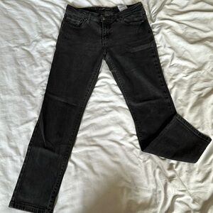 Levi’s mid-rise black skinny jeans